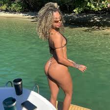 Filha de Adriana Bombom e Dudu Nobre exibe tatuagem no bumbum ao posar de  biquíni