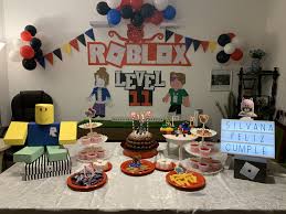 Holi, estamos de nuevo en roblox, para mostraros un nuevo juego, donde nos tenemos que disfrazar de adolescente y niña. Cumple De Roblox Desserts Cake Birthday