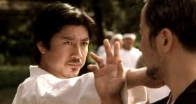 Réalisé en 2007 par Nagasaki Shunichi (SHIKOKU), KURO-OBI est un film martial à la japonaise, entendez par ... - kuro-obi-04