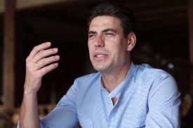 В нем было сильное желание отмолить отца и его поступок, посвятить свою жизнь молитве богу, чтобы спасти душу папы. Zvezda Brigady Dmitrij Dyuzhev Stal Zasluzhennym Artistom Rossii Gazeta Ru Novosti