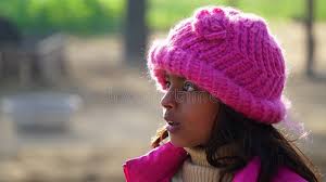 Dulce Conejo Indio Joven O Liebre Sentada En El Suelo Con Orejas De Pie.  Linda Niñita Cierra Temprano En La Mañana Imagen de archivo