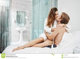 Ich hab mir für meinen freund als sex überraschung mal ein großes henna tattoo auf den unteren bauch. Heisse Attraktive Freundin Sitzt Auf Freund Beim Ihn Im Bett Zart Kussen Und Umarmen Foreplaymoment Von Zwei Leuten Stockbild Bild Von Umarmung Freundlich 110612837