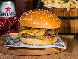 Semua menu burger dari lawless burgerbar dapat anda nikmati dengan kedua menu favorit tersebut dibanderol mulai harga rp87 ribuan. Restoran Burger Terbaik Di Jakarta Flokq Coliving Jakarta Blog