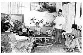 Keesokannya, pada tanggal 17 agustus 1945 proklamasi kemerdekaan indonesia dibacakan di jalan tempat ini merupakan kediaman ir sukarno. Mengapa Para Pemuda Membawa Soekarno Dan Hatta Ke Rengasdengklok Menjelang Proklamasi Kemerdekaan Semua Halaman Kids