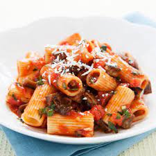 Il sugo con melanzane è un condimento tipico della cucina italiana, molto utilizzato nelle ricette primi piatti. Pasta Melanzane E Pancetta La Ricetta Originale Aia Food