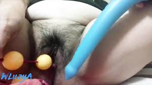 Assista como minha buceta peluda come algumas bolas de pingpong e um longo  e delicioso consolo azul grande