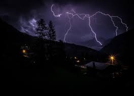40 départements allant du centre au nord et à la l'est de l'hexagone sont susceptibles de subir de violents orages, des rafales de vent, de grêle et de pluie ainsi qu'une forte activité électrique sont attendus. Nouvelle Alerte Meteo De Nouveaux Orages Violents Attendus