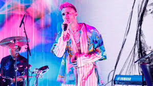 Adam levine recently dyed his hair a nice shade of draco malfoy platinum blond a fact which displeased many of his. Adam Levine S Pink Hair Shows Off Makeover During The Voice Finale Hollywood Life