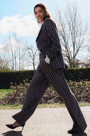 ジョルジオ アルマーニ、女性をエンパワーする「クロスロードプロジェクト」を展開。 | Vogue Japan
