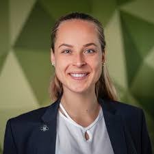 Larissa Voss's Instagram, Twitter & Facebook