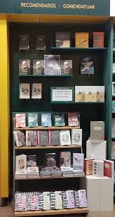 Casa del libro cuenta con 34 librerías repartidas por la península ibérica. Casa Del Libro On Twitter Escaparates Cubiertos De Poesia En Casa Del Libro Vitoria Poetasenmayo Vitoriagasteiz Vitoriagasteiz