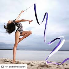 Mirad Que Preciosidad Fotografia De Mmsport Pastorelli Con Una Gimnasta De Ritmica Y Dos Cintas Www M Gimnasia Ritmica Cinta Gimnasia Ritmica Gimnastas