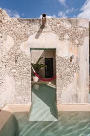 Swimming Pool Flows Between Courtyard Walls Of Mexico S Casa Xolotl Design Della Facciata Architettura Design Di Esterni