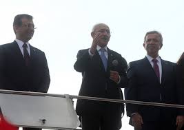 .mansur yavaş, eşi nursen, kızı armağan yavaş ile birlikte çukurambar mehmet emin resulzade anadolu 4297 numaralı sandıkta oyunu kullanan mansur yavaş, bugün oyumuzu kullandık. Kilicdaroglu Yavas Ve Imamoglu Ile Partililere Seslendi