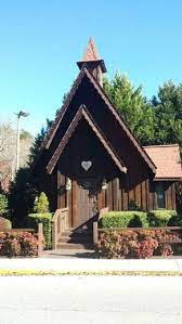 The Alpine Wedding Chapel In Alpinehelen Is An Adorable Rustic Wedding Venue Chapel Wedding Rustic Wedding Venues Country Church