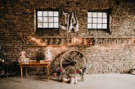 .scheunen als traumhaft romantische location für eure hochzeit zeigen wir euch heute unsere 10 ein hochzeitsfotograf in düsseldorf, eine hochzeitsvideograf in köln oder hochzeitstanzkurse in. Eli Und Jens Feiern Ihre Hochzeit In Der Historischen Scheun Orr In Koln