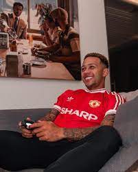 Depay left united to join lyon in 2017 after. Utdreport On Twitter Memphis Depay In The Retro Manchester United Remake