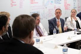 Warner tours innovative research space at VCU School of Medicine