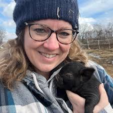 Momma and babies were out and about enjoying some sun ☀️ yesterday!! So  darn cute!! 🥰🐽