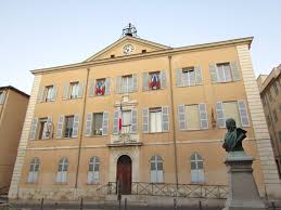 La Mairie Dans Le Vieil Antibes Source Wikimedia Org Antibes Est Une Ville Francaise Situee Dans Le Antibes Ville Francaise Alpes Maritimes