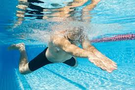 Saat bergerak, tubuh akan terdorong dalam air. Memahami Teknik Dan Manfaat Renang Gaya Dada Alodokter