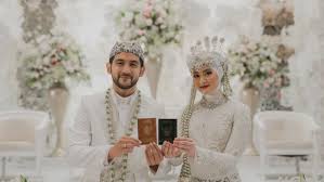 Komisi penyiaran indonesia (kpi) menjatuhkan sanksi penghentian sementara sinetron ini, karena adanya pelanggaran pedoman perilaku penyiaran dan standar program siaran (p3 & sps) pada tayangan 16 agustus 2014. Youtuber Digun Sabrina Viral Dikritik Promosikan Perkawinan Usia Anak