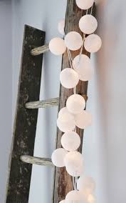 Elle émet une lumière blanche chaude. Beaucoup D Idees Deco Avec La Guirlande Lumineuse Boule Archzine Fr