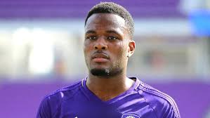 17 nisan 1995 yılında kanada'nın brampton kasabasında doğan cyle larin, santrafor olarak görev. Canadian Striker Cyle Larin Headed To Turkish Champion Besiktas Cbc Sports