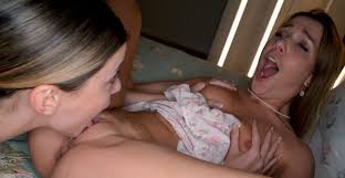 La lesbienne Alexis Crystal et Angelique Lapiedra partagent un sex toy