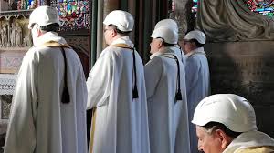 Par le site du diocèse de paris. Notre Dame Casque Sur La Tete L Archeveque De Paris Celebre La Premiere Messe Depuis L Incendie Photos Et Video Le Soir