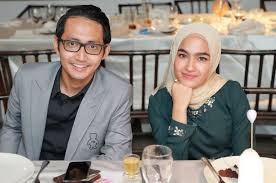 Cadangan berkali ku cuba membenarkan hati menidakkan dusta tak tergamak aku kejamkah diriku mencipta peluang haruskah ku menjauh. Kami Sering Bergurau Di Laman Sosial Dan Dari Situ Perkenalan Pun Berputik Sufian Suhaimi Entertainment Rojak Daily