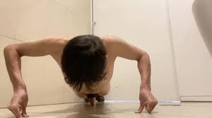 热日本男生裸体训练手指俯卧撑业余爱好者