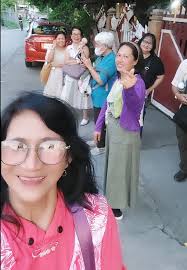 Jehovah witnesses spreading the good news of Gods kingdom .