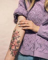 Zobrazhennya Mozhe Mistiti Odna Abo Kilka Osib Ta Krupnij Plan Flower Wrist Tattoos Tattoos Forearm Tattoo Women