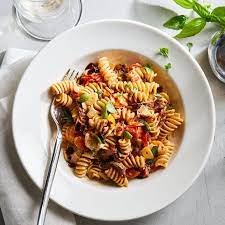 Got Garden Fresh Tomatoes This Simple Vegetarian Pasta Is A Great Place To Use Them Up Both Large Tomatoes Vegetarian Pasta Pasta Dishes Yummy Pasta Recipes