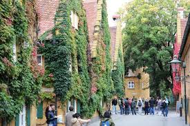Die jahres(kalt)miete für eine wohnung beträgt noch immer den nominalwert eines. F04 Fuggerei Gruppenfuhrung Die Alteste Sozialsiedlung Der Welt Augsburg Tourismus Buchungsportal Fuhrungen
