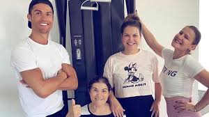 He has won five ballon d'or awards. Cristiano Ronaldos Onkel Offenbar Uberraschend Verstorben Promiflash De