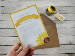 Vintage Hochzeitseinladung In Sonnigem Gelb Mit Aquarellelementen Sonnenblume Kraftpapierumschlag Som Einladungen Hochzeit Hochzeitseinladung Sommerhochzeit