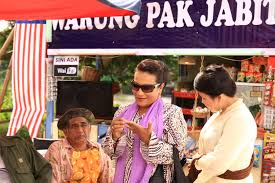 However, what husin doesn't realise is that there is a new breed of evil returning after more than a century of slumber to claim the village's long standing debt and husin too of course! Jin Pakai Toncit Azamchips