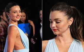 Miranda Kerr rouba a cena com vestido decotado