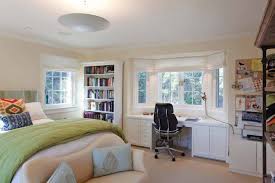 That is to say, when opting for office furniture, make sure it doesn't contrast too much with the decor of the rest of the living area. 25 Fabulous Ideas For A Home Office In The Bedroom