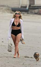 Hollywood S Hottest Bikini Bodies Belong To Over 50 Set You Won T Believe Bikinis Cuerpos De Bikini Fotos En Bikini