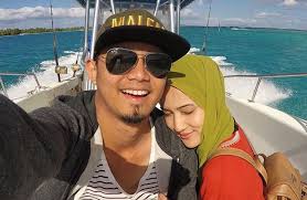 Hanis zalikha (born hanis zalikha binti zainal rashid;1 9 october 1990) is a blogger, model and actress from kuala lumpur, malaysia.2 she has also been nominated for the most influential blog award in 2011.34. Lagi Gambar Percutian Bulan Madu Hanis Zalikha Suami