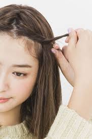 センターパートがオシャレなねじり前髪 簡単ヘアアレンジ 前髪 短い前髪 簡単 ヘアアレンジ