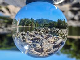 Capture the world in the palm of your hand! Lensball Foto Bild Landschaft Natur Kreativ Landschaften Bilder Auf Fotocommunity