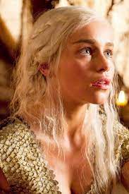 khaleesi why oh why did they quit dyeing her eyebrows blonde they look terrible black celebridades cancion de hielo y fuego juego de tronos