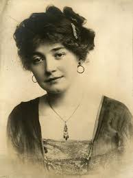 Edith Walls's Instagram, Twitter & Facebook