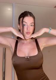 Alicia Moffet prend la pose dans une minirobe ultra moulante