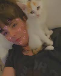 Becca Drew's Instagram, Twitter & Facebook