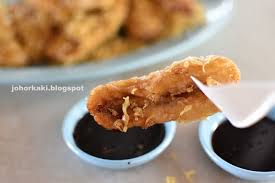 Resep ikan goreng sambal kecap bawang merah dan putih di slice,cabe merah kriting dan cabe rawit slice,daun bawang slice. Uniquely Johor Mawar Pisang Goreng Sambal Kicap Food Sambal Johor